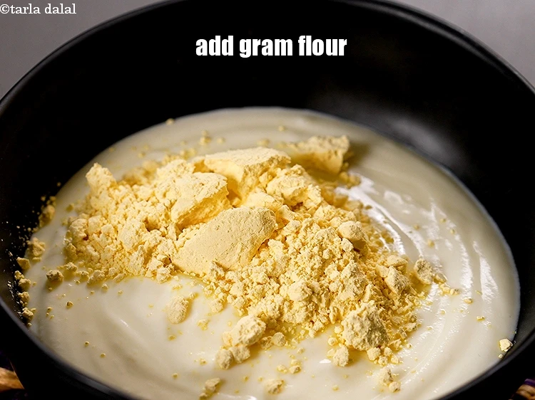 Step 4 – <p>Add 2 tbsp gram flour.</p>