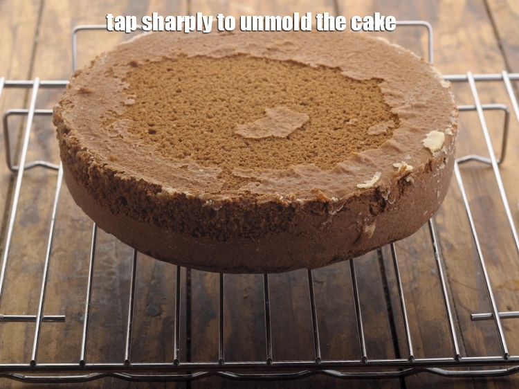 Step 23 – <p><span style="background-color:rgb(255,255,255);color:rgb(0,0,0);">Tap sharply to unmold the cake.</span></p>