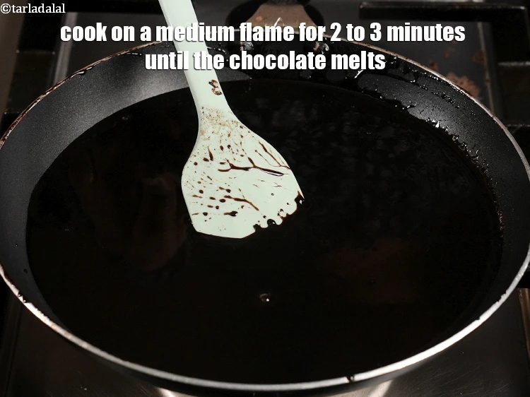 Step 5 – <p><span style="background-color:rgb(255,255,255);color:rgb(0,0,0);">Cook on a medium flame for 2 to 3 minutes until the chocolate melts, …