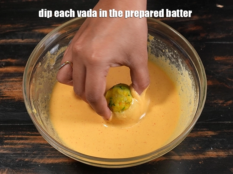Step 19 – <p><span style="background-color:rgb(255,255,255);color:rgb(0,0,0);">Dip each vada in the prepared batter.</span></p>