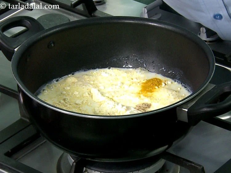 Step 11 – <p>Add turmeric powder.</p>