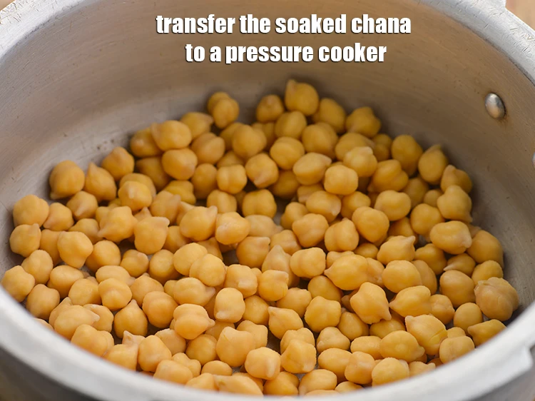 Step 4 – <p>Transfer the soaked chana to a pressure cooker.</p>