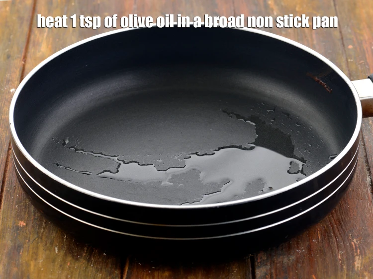 Step 2 – <p>To make&nbsp;<strong>Oats Upma, </strong>we will lightly roast the oats first. For that, heat 1 tsp …