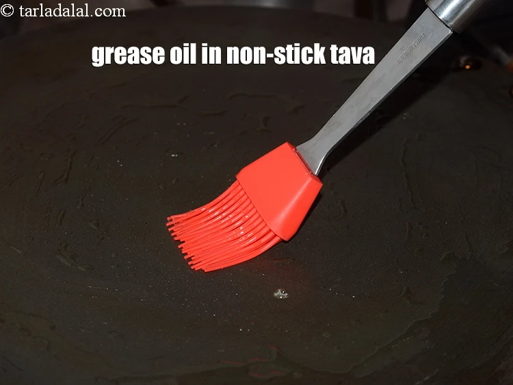 Step 25 – <p>Grease ½ tsp oil in a non-stick tava.&nbsp;</p>