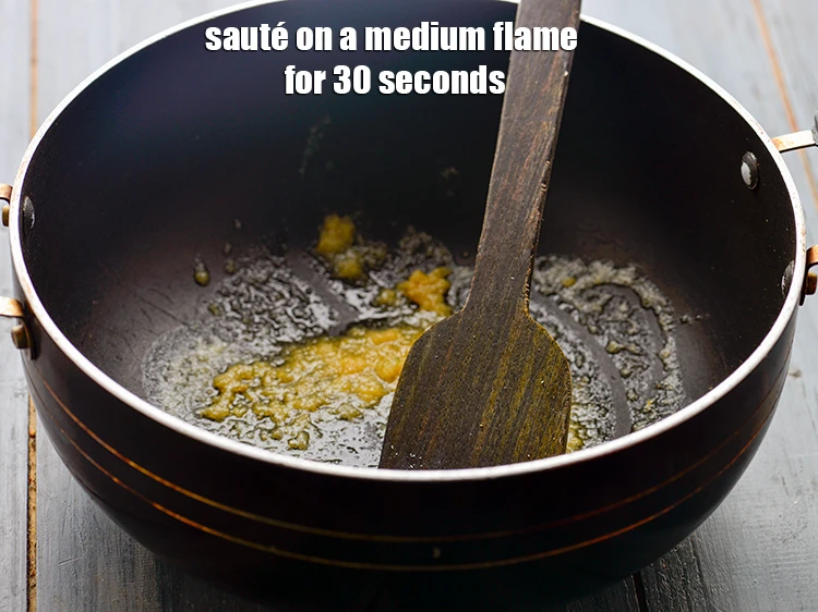 Step 4 – <p><strong>Sauté </strong>on a medium flame for 30 seconds.</p>