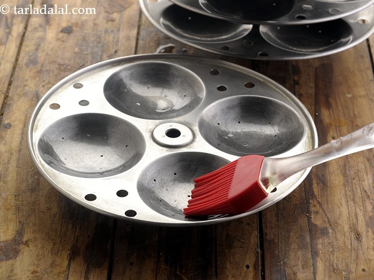 Step 17 – <p>Before steaming the h<strong>ealthy oats idli for diabetics</strong>, grease the idli moulds using oil. Also, …