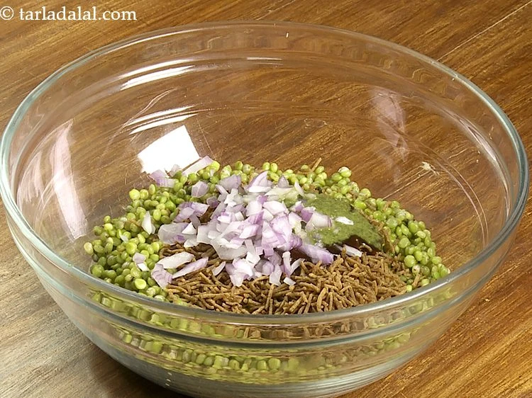 Step 6 – <p>Add 2 tbsp finely <a href="https://www.tarladalal.com/glossary-onions-pyaz-pyaaz-kanda-548i#ing_2327"><u>chopped onion</u></a>. Jains can skip adding the onions.</p>