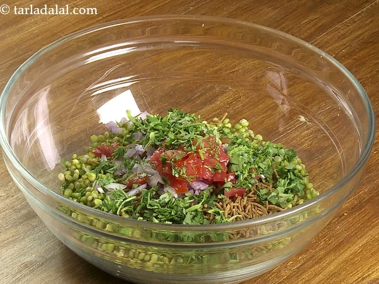 Step 8 – <p>Add 1 tbsp finely <a href="https://www.tarladalal.com/glossary-coriander-dhania-kothmir-369i#ing_2365"><u>chopped coriander (dhania)</u></a>.</p>