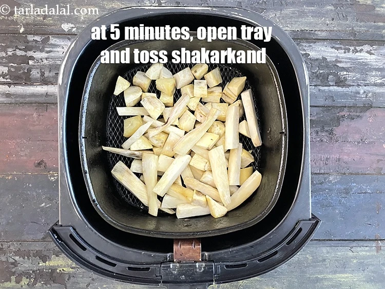 Step 16 – <p>At 5 minutes open the bottom tray and flip the <strong>shakarkand</strong>.</p>