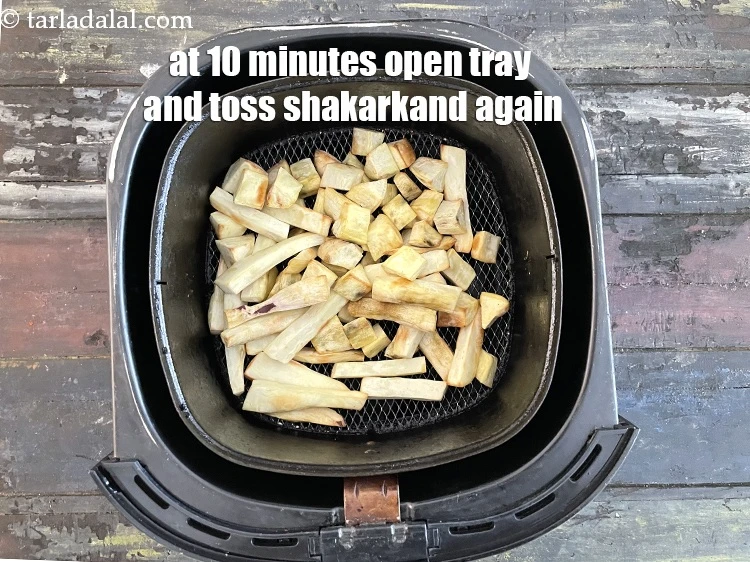 Step 17 – <p>At 10&nbsp;minutes open the bottom tray and flip the <strong>shakarkand</strong> again for a final time.</p>