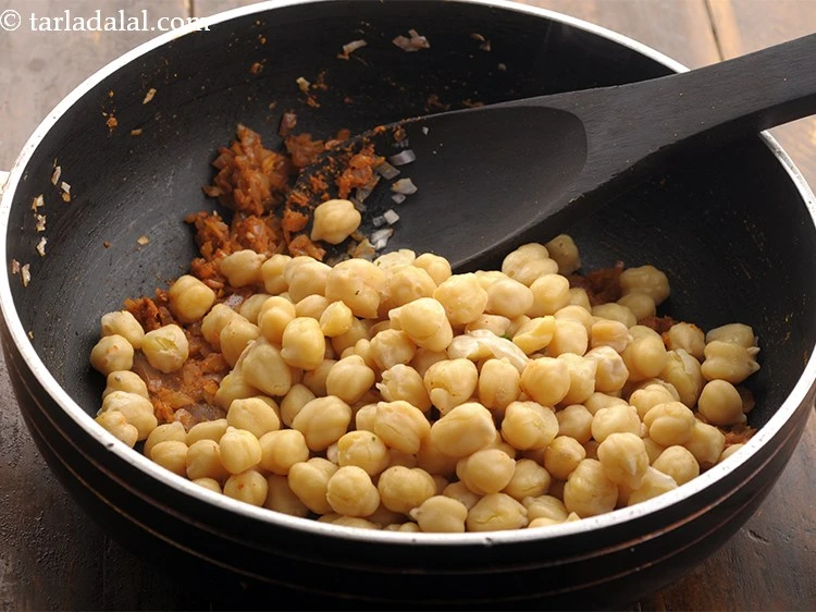 Step 18 – <p>Add the boiled kabuli chana and salt</p>