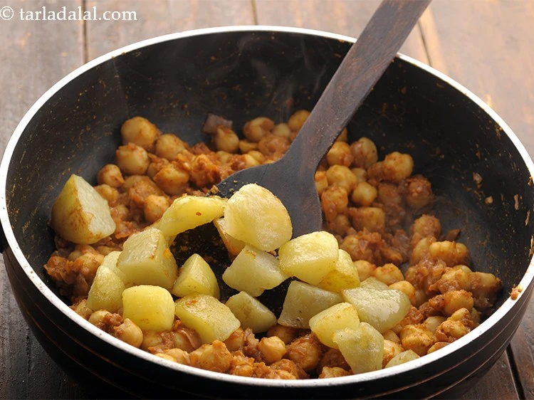 Step 23 – <p>Mix well and cook on medium flame for 2-3 minutes add potatoes.</p>