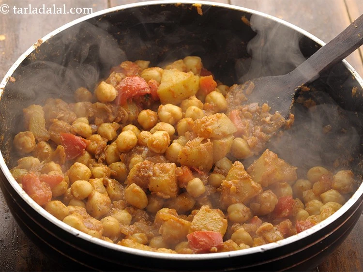 Step 25 – <p>Cook&nbsp;<strong>Punjabi style chole aloo masala</strong>&nbsp;on medium flame for 2 minutes while striing occasionally.</p>