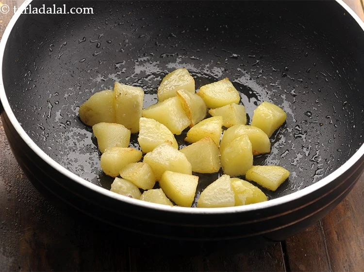 Step 9 – <p>Add the potatoes Sauté on a medium flame for 2 minutes.</p>
