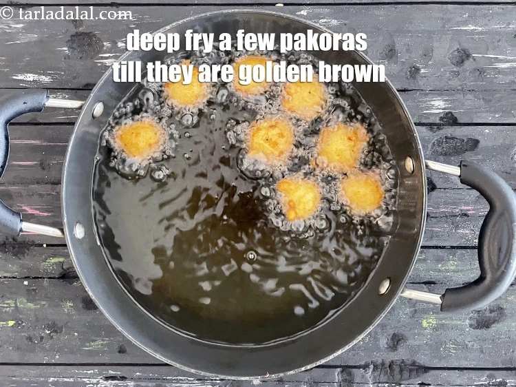 Step 21 – <html><head><meta charset="UTF-8"></head><body><p>Deep-fry a few pakodas at a time on a medium flame till they are …