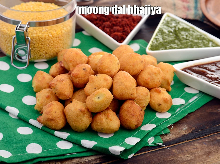 Step 25 – <html><head><meta charset="UTF-8"> </head><body><p>Serve the&nbsp;<strong>moong dal pakoda | yellow moong dal bhajiya | Mumbai street&nbsp;moong dal …