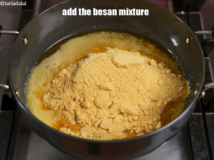 Step 12 – <p><span style="background-color:rgb(255,255,255);color:rgb(0,0,0);">Add the besan mixture.</span></p>