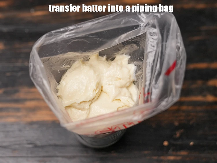 Step 14 – <p>Transfer the batter into a piping bag.</p>
