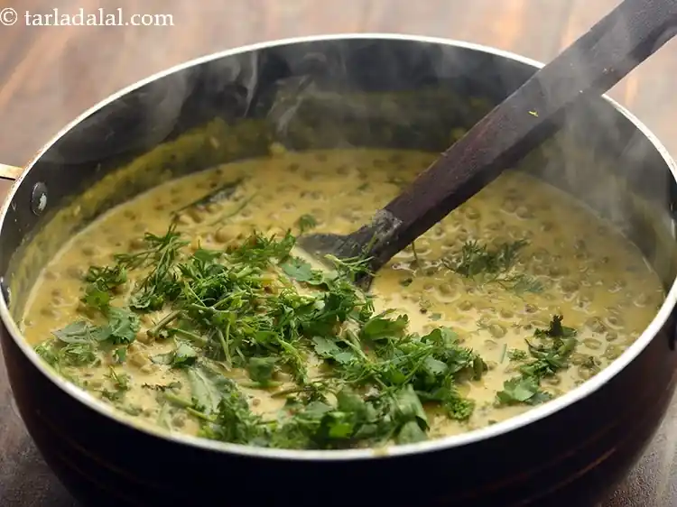 Step 26 – <p>Garnish<strong> khatta moong </strong>with coriander.</p>