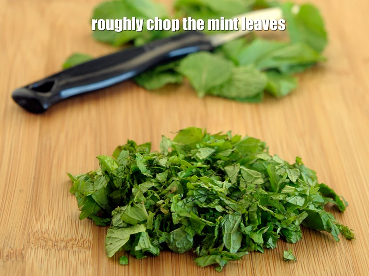 Step 19 – <p><span style="background-color:rgb(255,255,255);color:rgb(0,0,0);">Roughly chop the mint leaves to make it easier for blending.</span></p>