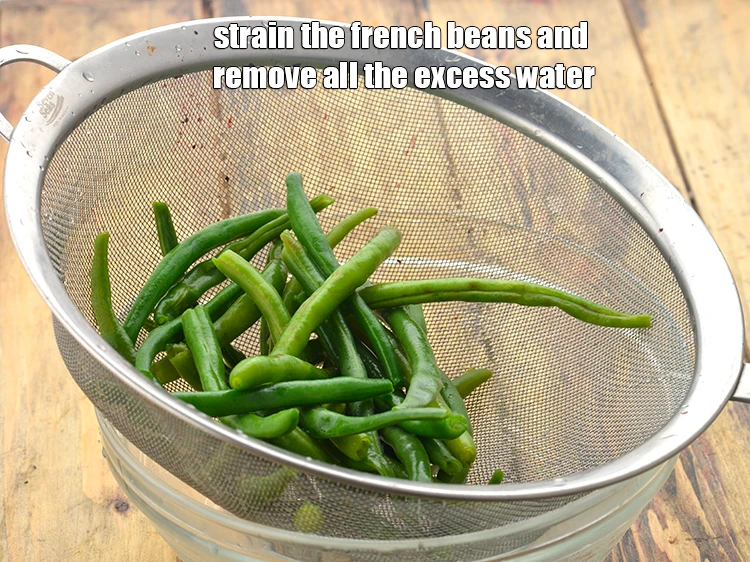 Step 5 – <p><span style="background-color:rgb(255,255,255);color:rgb(0,0,0);">Strain the french beans and remove all the excess water.</span></p>