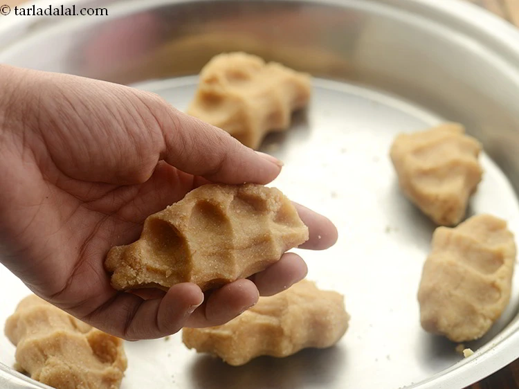 Step 15 – <p>Press with your fingers in the centre of each portion to make an indentation.</p>