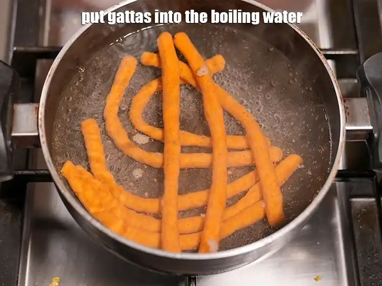 Step 17 – <html><head><meta charset="UTF-8"></head><body><p>Put the gattas into the boiling water.</p></body></html>