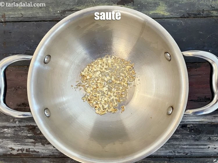 Step 4 – <p><span style="background-color:rgb(255,255,255);color:rgb(0,0,0);">Sauté on a medium flame for a few seconds.</span></p>