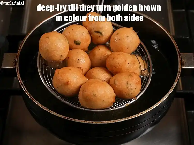Step 18 – <p><span style="background-color:rgb(255,255,255);color:rgb(0,0,0);">Deep-fry till they turn golden brown in colour from both sides.</span></p>