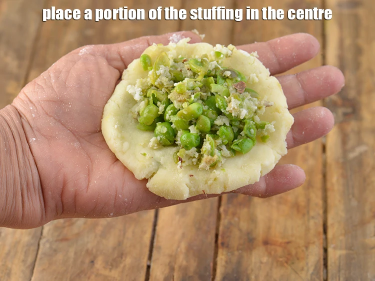 Step 12 – <p><span style="background-color:rgb(255,255,255);color:rgb(0,0,0);">Place a portion of the stuffing in the centre.</span></p>