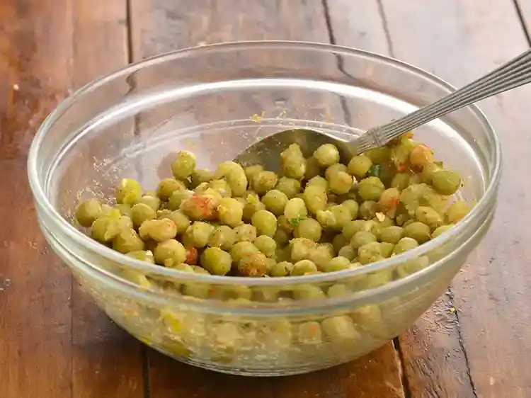 Step 1 – <p>To make <strong>Masala Green Peas Chaat</strong>, put the 1 cup <a href="https://www.tarladalal.com/glossary-hara-vatana-dried-green-peas-sukhe-hare-matar-179i#ing_2897"><u>soaked and cooked hara …