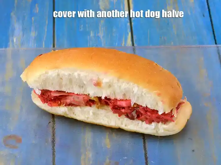 Step 9 – <p><span style="background-color:rgb(255,255,255);color:rgb(0,0,0);">Cover with another hot dog halve.</span></p>