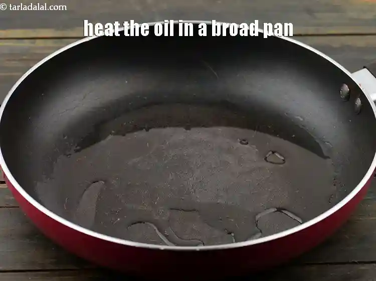 Step 14 – <p>Heat 2 tsp&nbsp;<a href="https://www.tarladalal.com/glossary-oil-671i">oil</a>&nbsp;in a broad non-stick pan.</p>