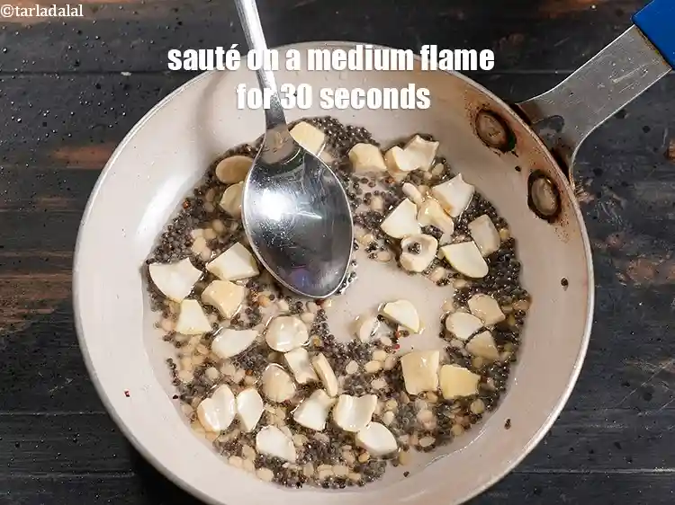 Step 14 – <p><span style="background-color:rgb(255,255,255);color:rgb(0,0,0);">Sauté on a medium flame for 30 seconds.</span></p>