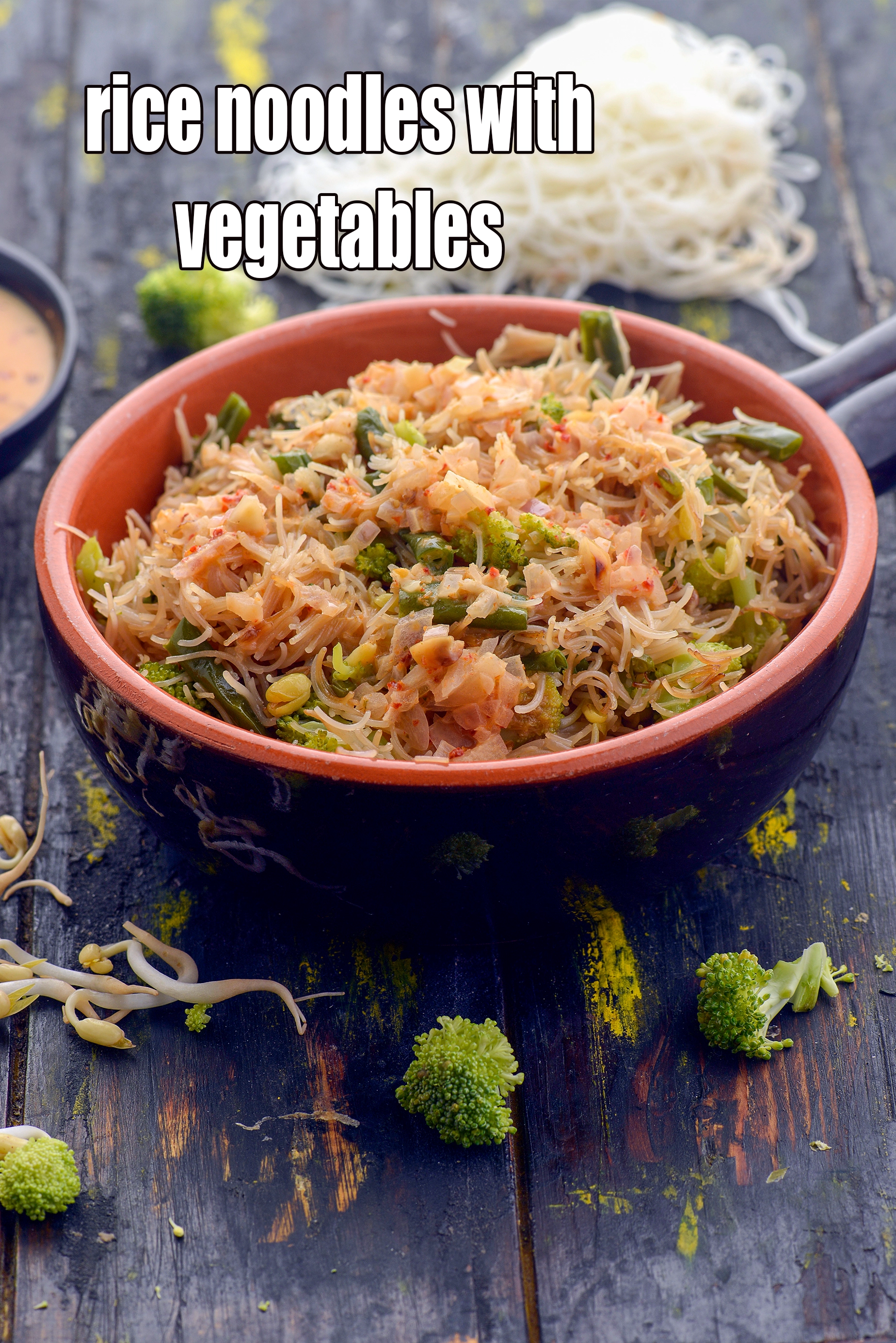 rice noodles with vegetables | rice noodles with vegetables in Thai red curry sauce