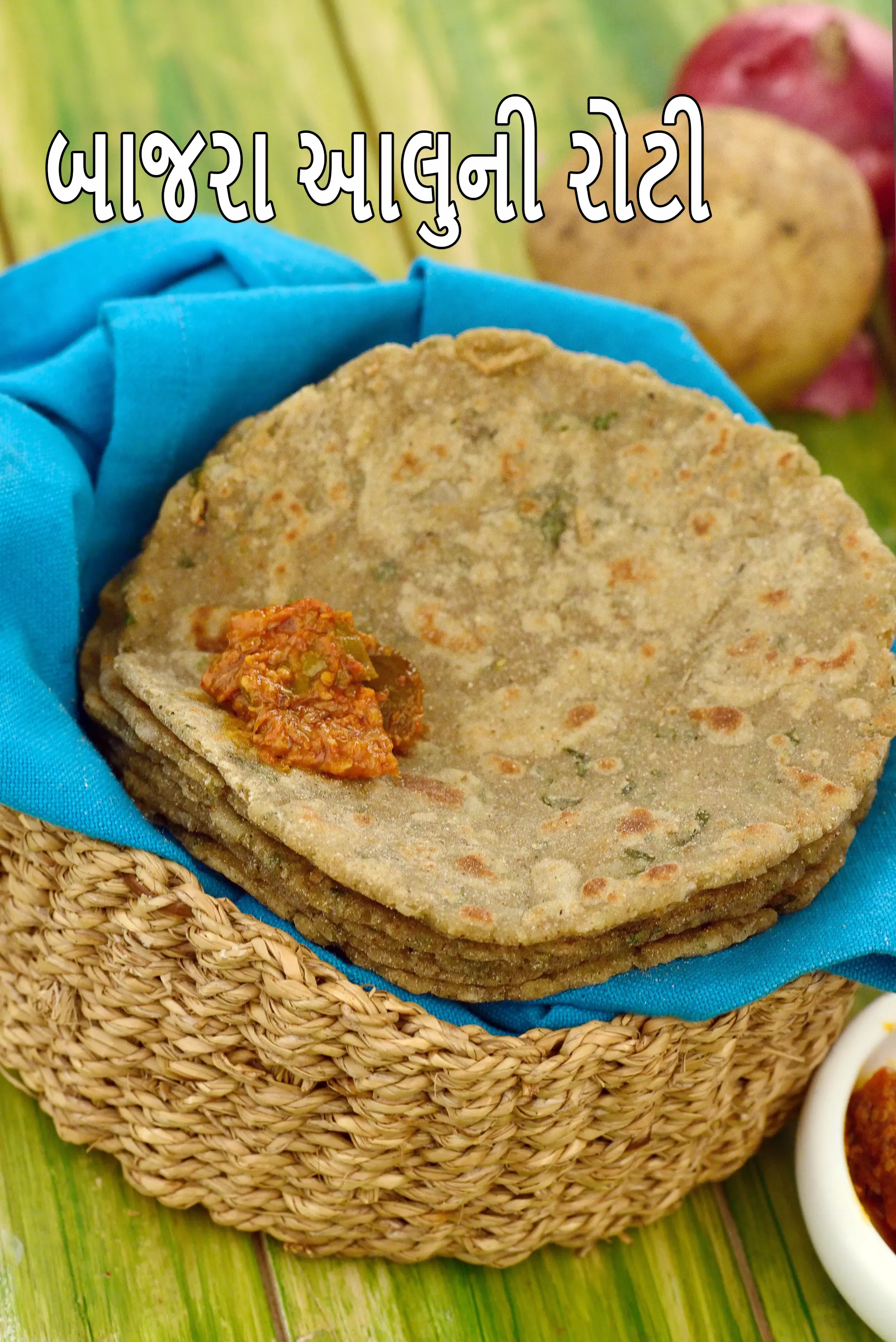 બાજરા આલુ રોટી રેસીપી | રાજસ્થાની બાજરા આલુ પરાઠા | ગ્લુટેન ફ્રી પોટેટો બાજરા પરાઠા | મસાલા બાજરા રોટી |