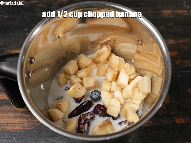 Step 8 – <p>૧/૨ કપ સમારેલા કેળા ઉમેરો. જો તમે તમારા શેકને વધુ મીઠા બનાવવા માંગતા હો, તો …