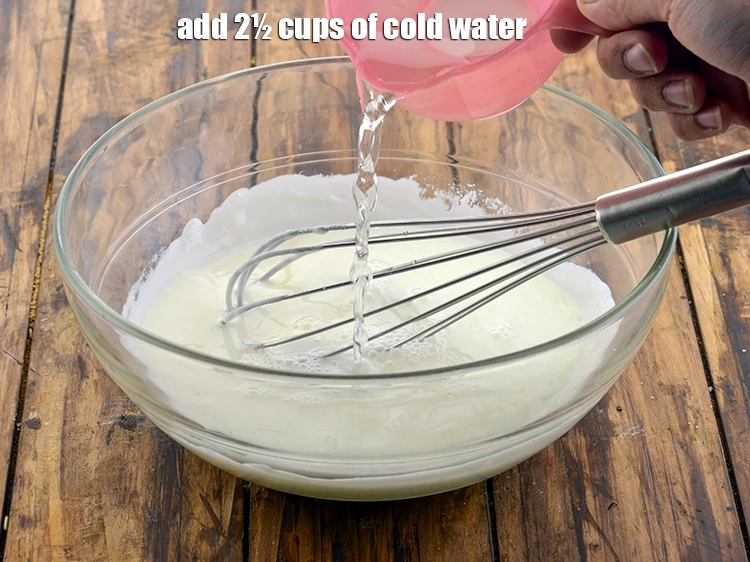 Step 4 – <p>હવે તેમાં 2½ કપ ઠંડુ પાણી ઉમેરો. જો તમારી પાસે ઠંડુ પાણી ન હોય તો …