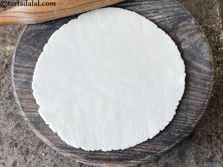 Step 12 – <p>તેને 200 મીમી. (8”) વ્યાસના પાતળા વર્તુળમાં ફેરવો અને થોડા ચોખાના લોટનો ઉપયોગ કરો. તમે …