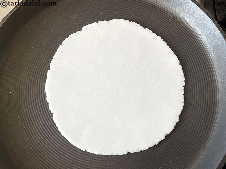 Step 13 – <p>એક નોન-સ્ટીક તવો ગરમ કરો અને તેના પર કાચી ભાખરી મૂકો.</p>