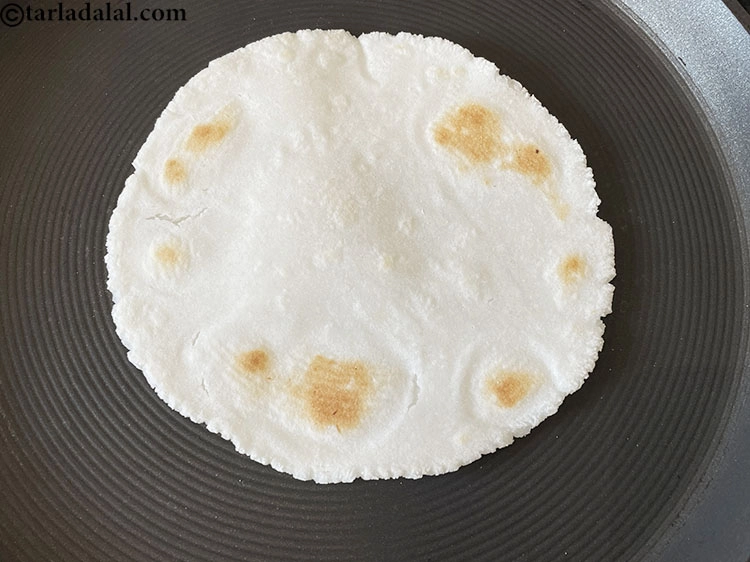 Step 14 – <p>ભાતની રોટલી મધ્યમ તાપ પર બંને બાજુ રાંધાઈ જાય ત્યાં સુધી રાંધો.</p>