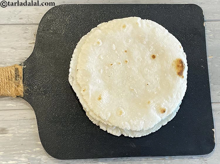 Step 19 – <p>ચોખાનો લોટ સમય જતાં સખત થવાની વૃત્તિ ધરાવતો હોવાથી, આ ભાખરીઓ તૈયાર થતાં જ પીરસો.</p>