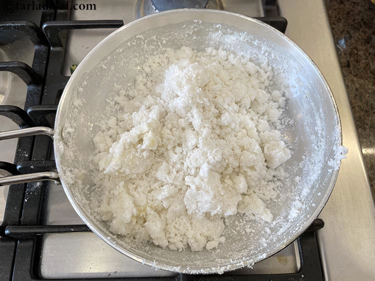 Step 6 – <p>લાકડાના કઢાઈની મદદથી તરત જ ખૂબ સારી રીતે મિક્સ કરો. સામાન્ય રીતે સ્ટીલનો કઢાઈ પસંદ …