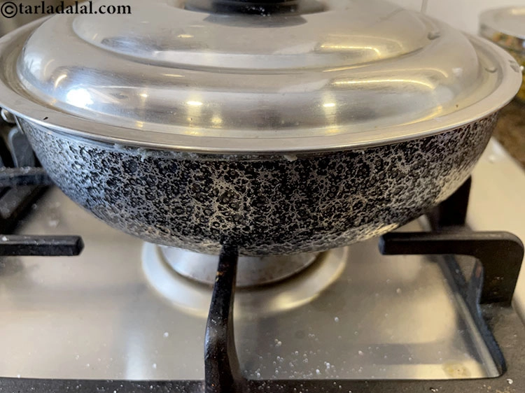 Step 7 – <p>ગેસ બંધ કરો અને ઢાંકણ ઢાંકીને ૧૫ મિનિટ માટે બાજુ પર રાખો. આનાથી ચોખાનો લોટ …