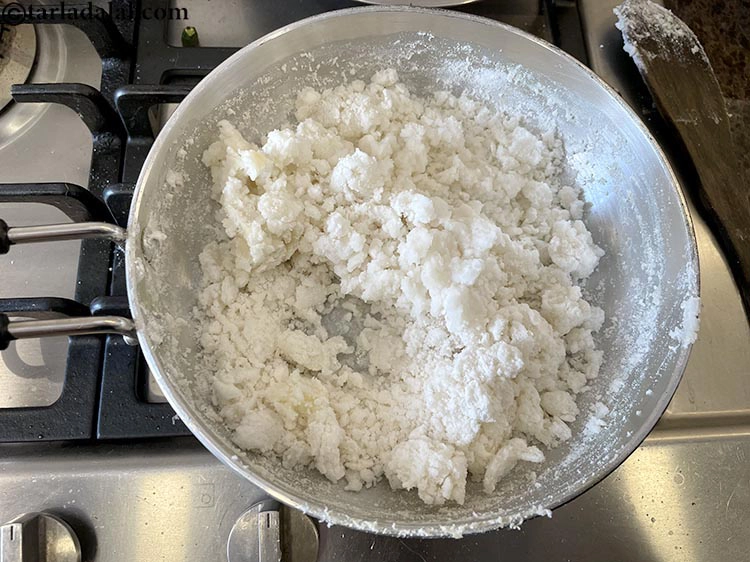 Step 8 – <p>૧૫ મિનિટ પછી ચોખાનો લોટ આવો દેખાય છે.</p>