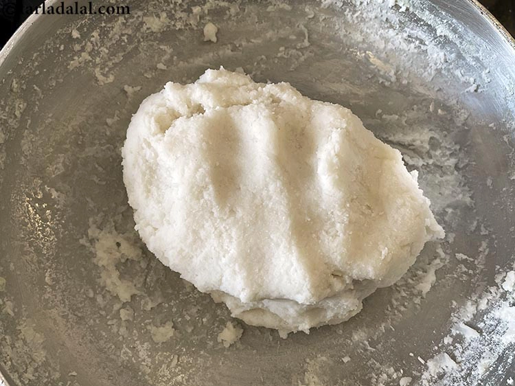 Step 9 – <p>મહારાષ્ટ્રીયન તાંદલાચી ભાખરીનો લોટ તમારા હાથથી સારી રીતે ભેળવી દો.</p>