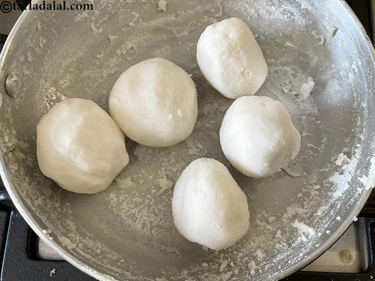 Step 10 – <p>કણકને 5 સમાન ભાગોમાં વહેંચો.</p>