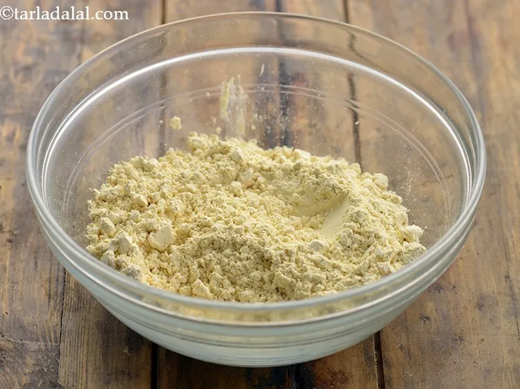 Step 3 – <p>મહારાષ્ટ્રીયન પીઠલા બનાવવા માટે, એક ઊંડા બાઉલમાં, બેસન લો. ઘણા લોકો બેસનનો રંગ બદલાય અને …