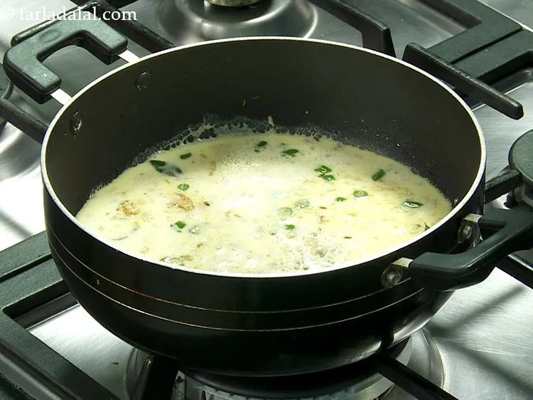 Step 12 – <p>તૈયાર કરેલું બેસન-પાણીનું મિશ્રણ ઉમેરો.</p>