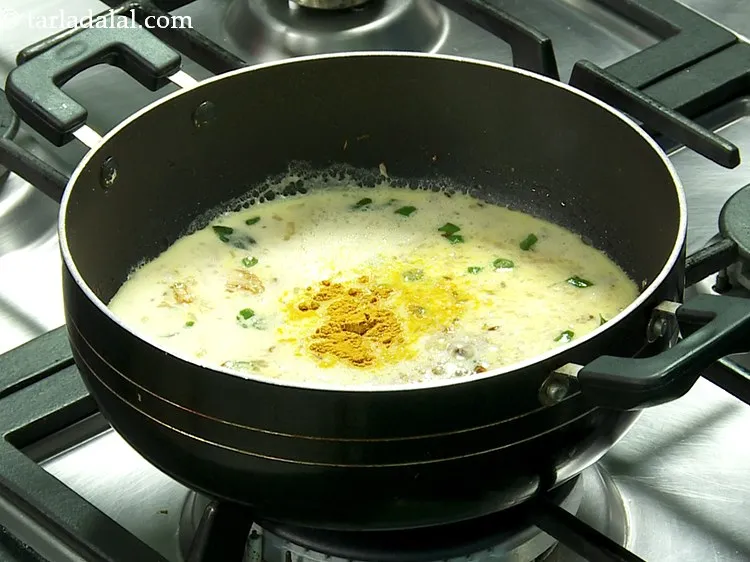 Step 13 – <p>હળદર પાવડર ઉમેરો. આ મસાલા બેસન-પાણીના મિશ્રણમાં પણ ઉમેરી શકાય છે.</p>